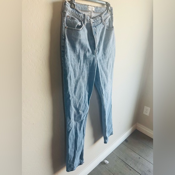 Abercrombie & Fitch Women’s 90s Slim Straight Ultra High Rise Jeans Size 30/10 - Picture 2 of 4